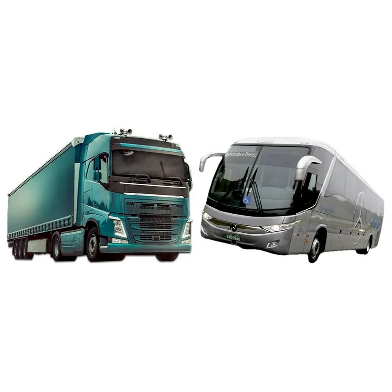 Caminhão pesado azul com carreta e ônibus rodoviário prata, lado a lado