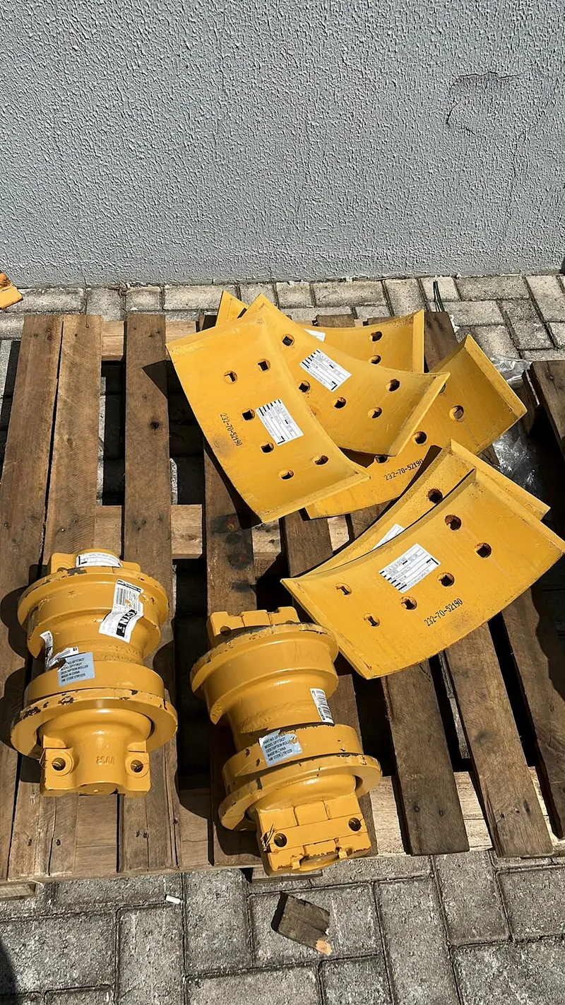 Roletes amarelos e lâminas de corte no palete